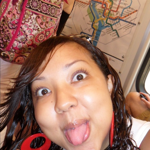 Meet your posher, Linda! 💛💛💛 - Picture 3 of 8